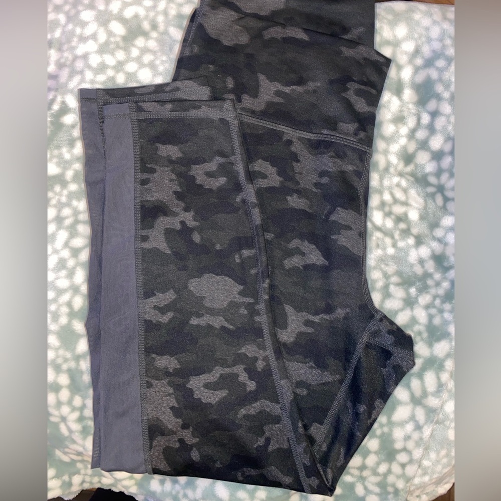 Fabletics‎ PowerHold Women’s Gray/Green Camouflage Leggings with Pockets